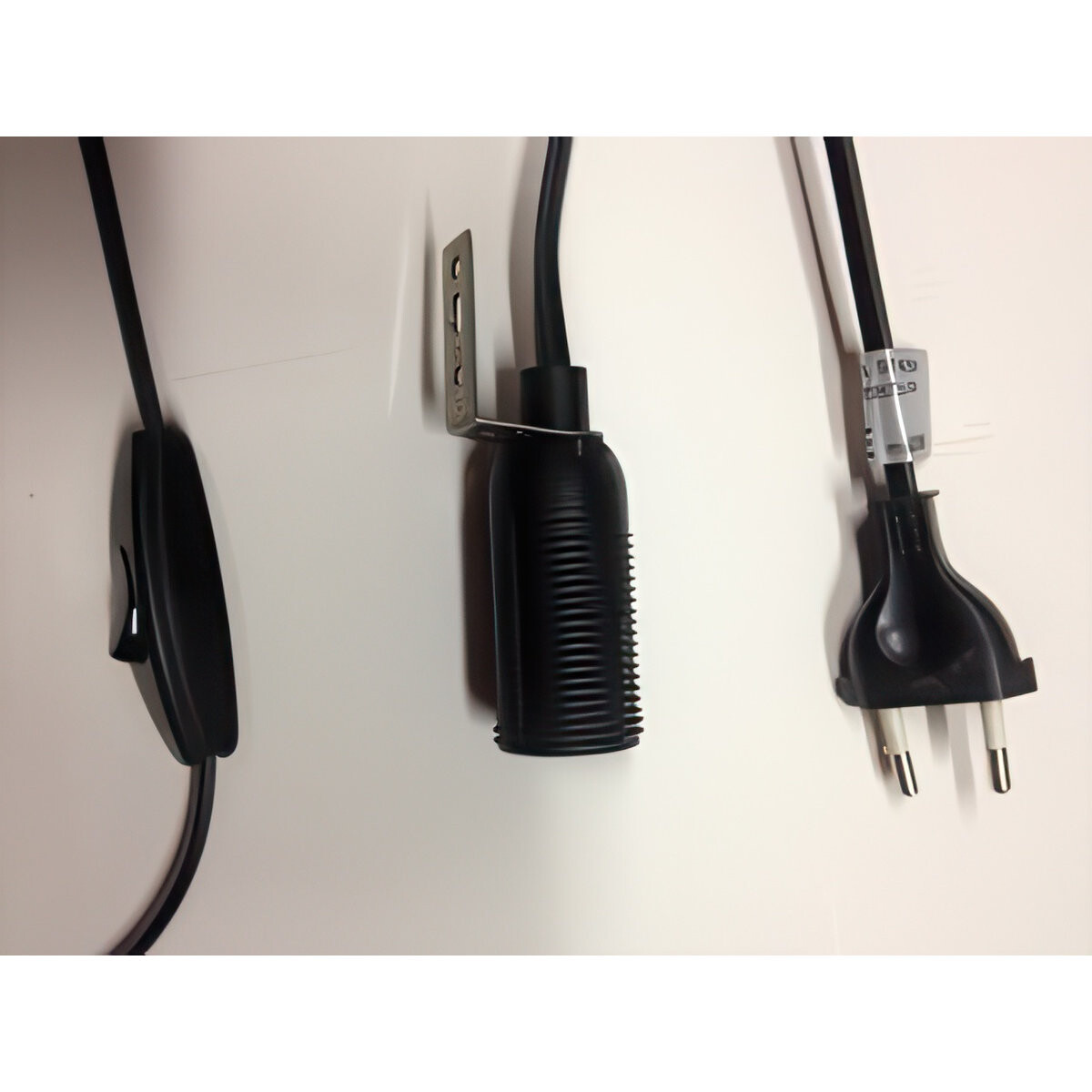 Klamki ścienne – instalacja elektr box